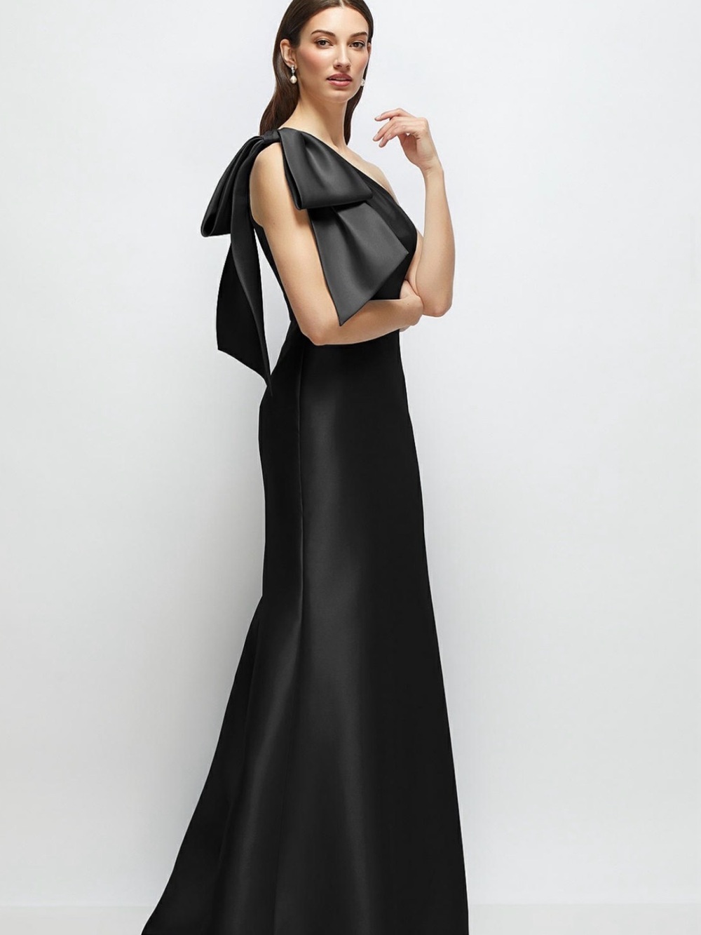 Elegant One-Shoulder Black Gown with Sculptural Shoulder Bow